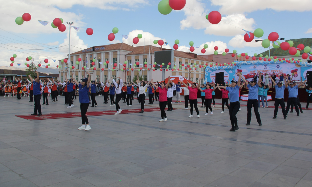 ОЛОН УЛСЫН ХҮҮХДИЙН ЭРХИЙГ ХАМГААЛАХ ӨДӨРИЙГ ТЭМДЭГЛЭН ӨНГӨРҮҮЛЛЭЭ 